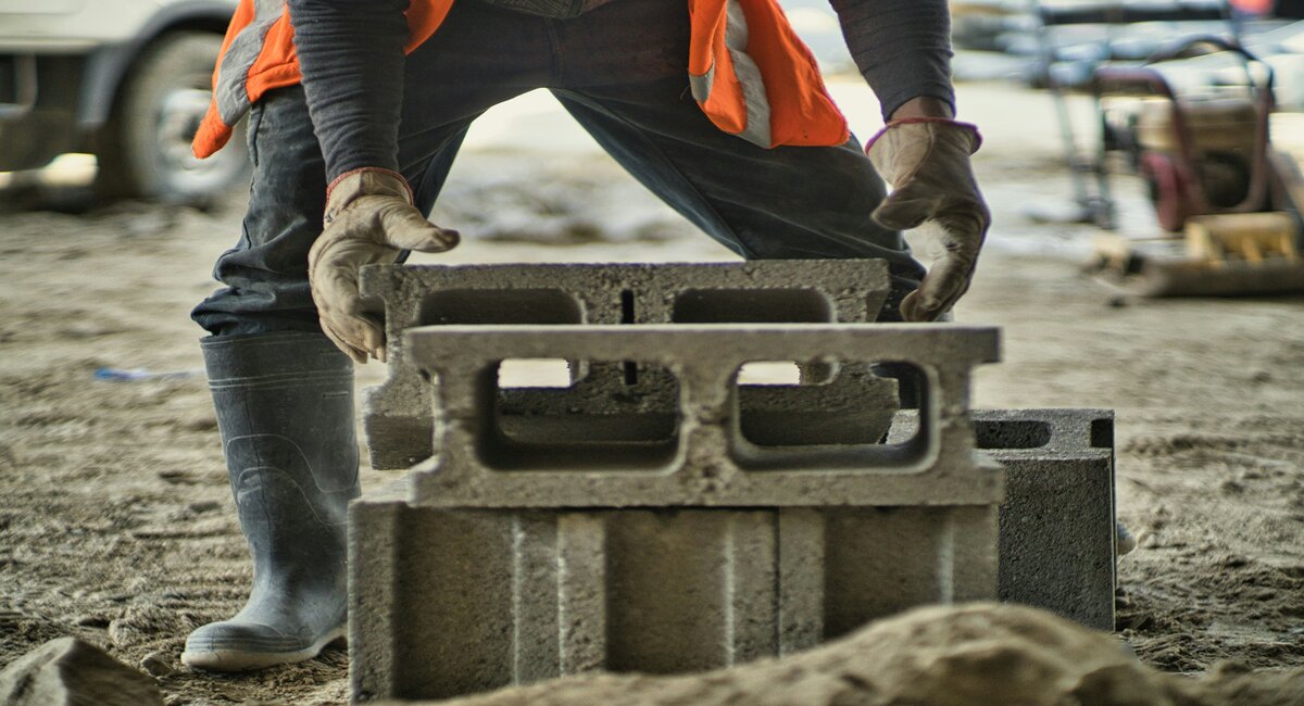 Unemployment rate drops to 3.7% in February